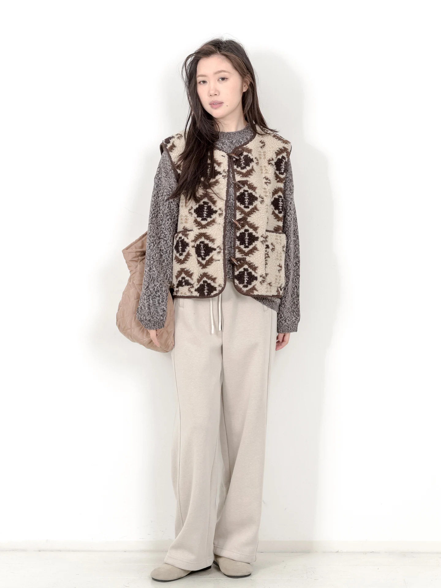 Осень-зима, винтажная свободная верхняя одежда из меха ягненка на пуговицах с цветочным принтом, жилет, женский модный жилет с полиэстеровым наполнителем
Осень-зима, винтажная свободная верхняя одежда из меха ягненка на пуговицах с цветочным принтом, жилет, женский модный жилет с полиэстеровым наполнителем