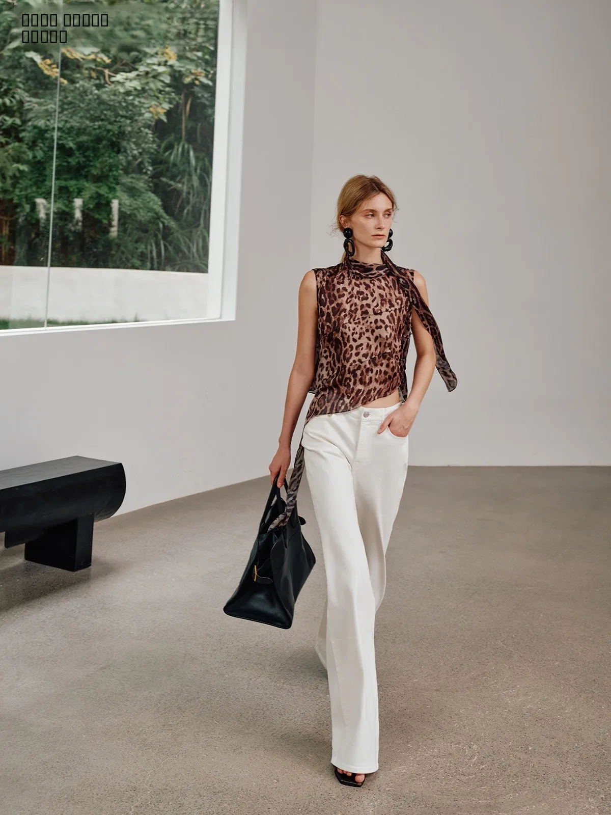 Шелковый топ DMON с вырезами и леопардовым принтом, женская летняя верхняя одежда, модная повседневная модель
Шелковый топ DMON с вырезами и леопардовым принтом, женская летняя верхняя одежда, модная повседневная модель