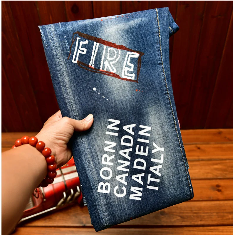 Высококачественные рваные джинсы с нашивками и принтом для мужской уличной моды, эластичные и красивые облегающие брюки с небольшими штанинами.
Высококачественные рваные джинсы с нашивками и принтом для мужской уличной моды, эластичные и красивые облегающие брюки с небольшими штанинами.