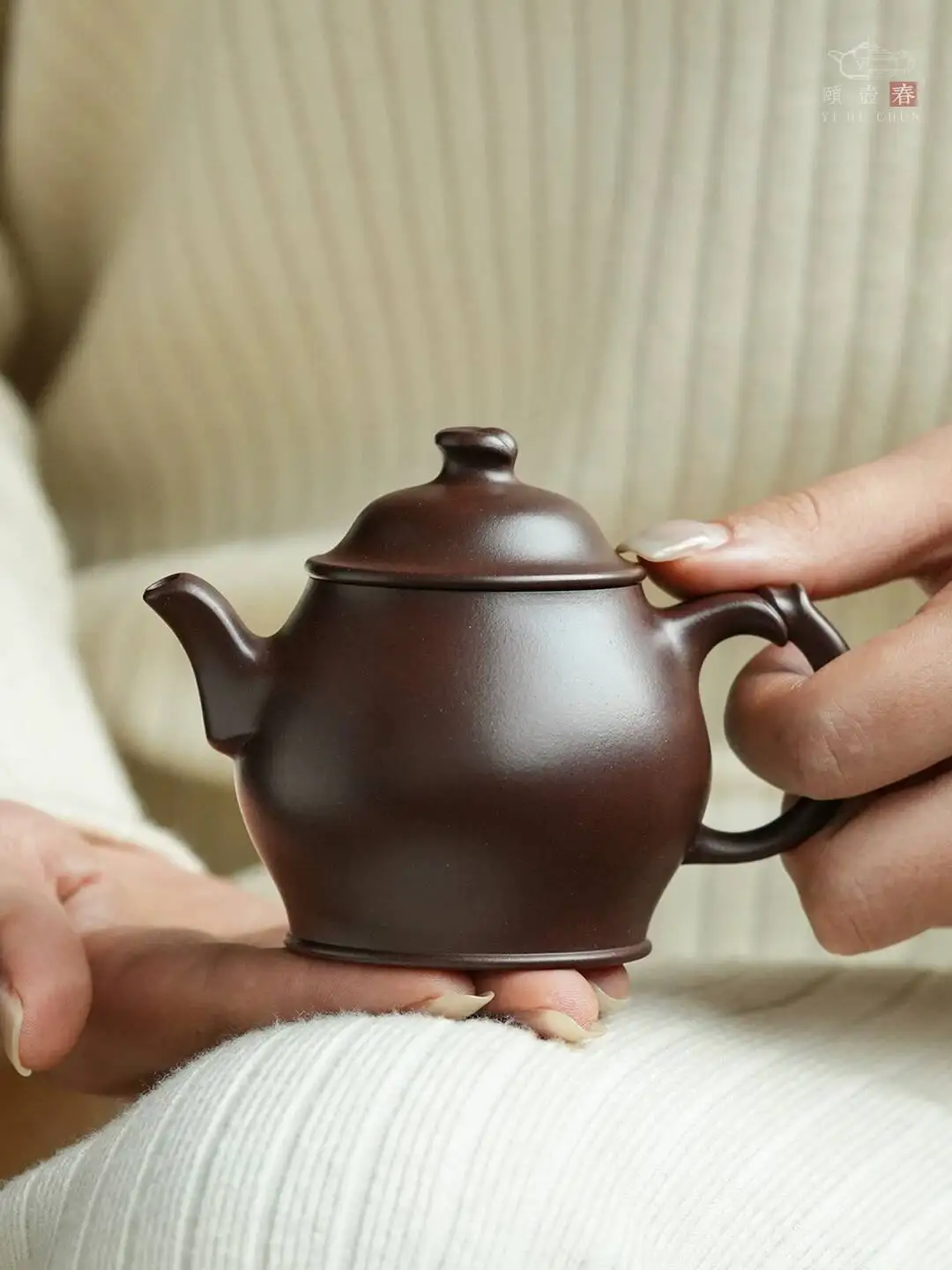 Yihu Chun High-End Yixing Teapot, Handmade By Famous Artist Ma Fangyuan, Old Purple Clay Simple Lid Teapot 150C
Yihu Chun High-End Yixing Teapot, Handmade By Famous Artist Ma Fangyuan, Old Purple Clay Simple Lid Teapot 150C