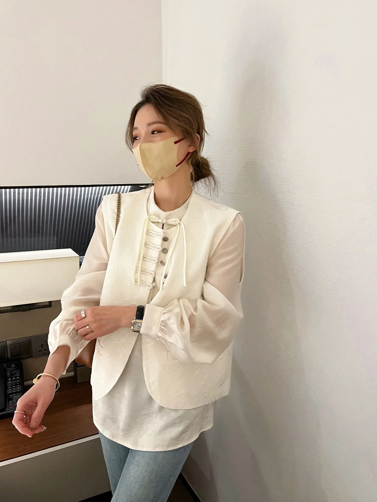 Новый женский костюм в китайском стиле: легкий бежевый повседневный универсальный топ с круглым вырезом и застежкой на одну пуговицу
Новый женский костюм в китайском стиле: легкий бежевый повседневный универсальный топ с круглым вырезом и застежкой на одну пуговицу