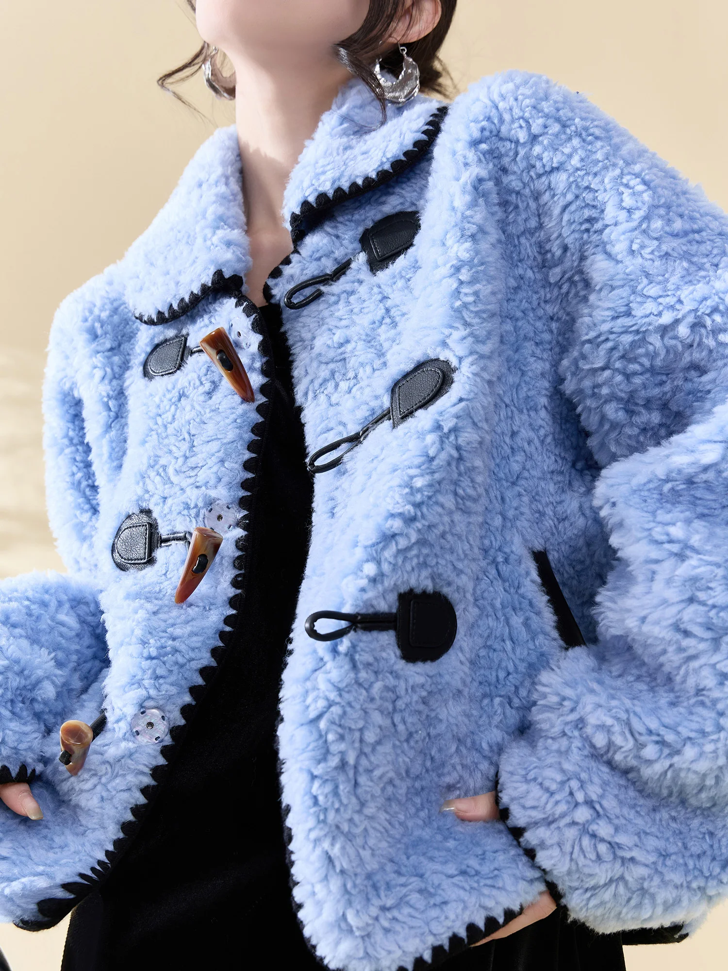 Женское модное пальто FlowingEra из искусственного меха под овчину, на пуговицах, с воротником, теплое, из полиэфирного волокна, с длинными рукавами, для повседневной носки
Женское модное пальто FlowingEra из искусственного меха под овчину, на пуговицах, с воротником, теплое, из полиэфирного волокна, с длинными рукавами, для повседневной носки