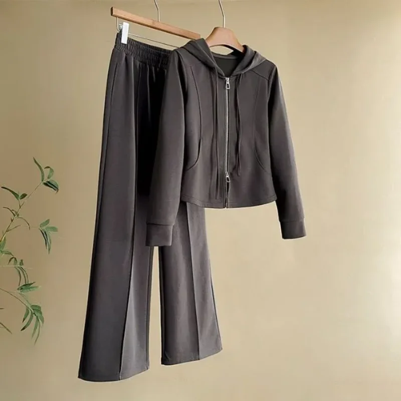 Повседневная тонкая и универсальная толстовка на молнии с капюшоном, широкие брюки, модный женский костюм-двойка
Повседневная тонкая и универсальная толстовка на молнии с капюшоном, широкие брюки, модный женский костюм-двойка