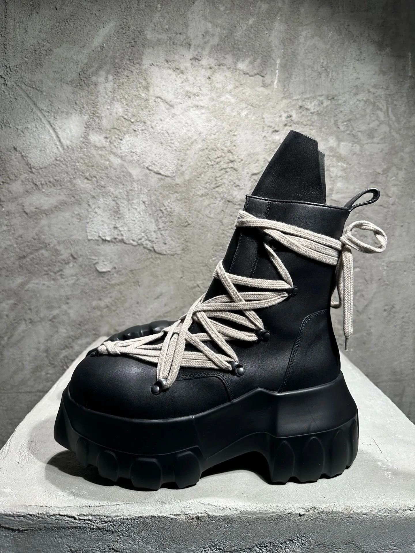 High Quality 10cm Thick Soled Cowhide Elephant Big Toe Knight Street Boots Men's Biker Boots for Casual Wear
High Quality 10cm Thick Soled Cowhide Elephant Big Toe Knight Street Boots Men's Biker Boots for Casual Wear