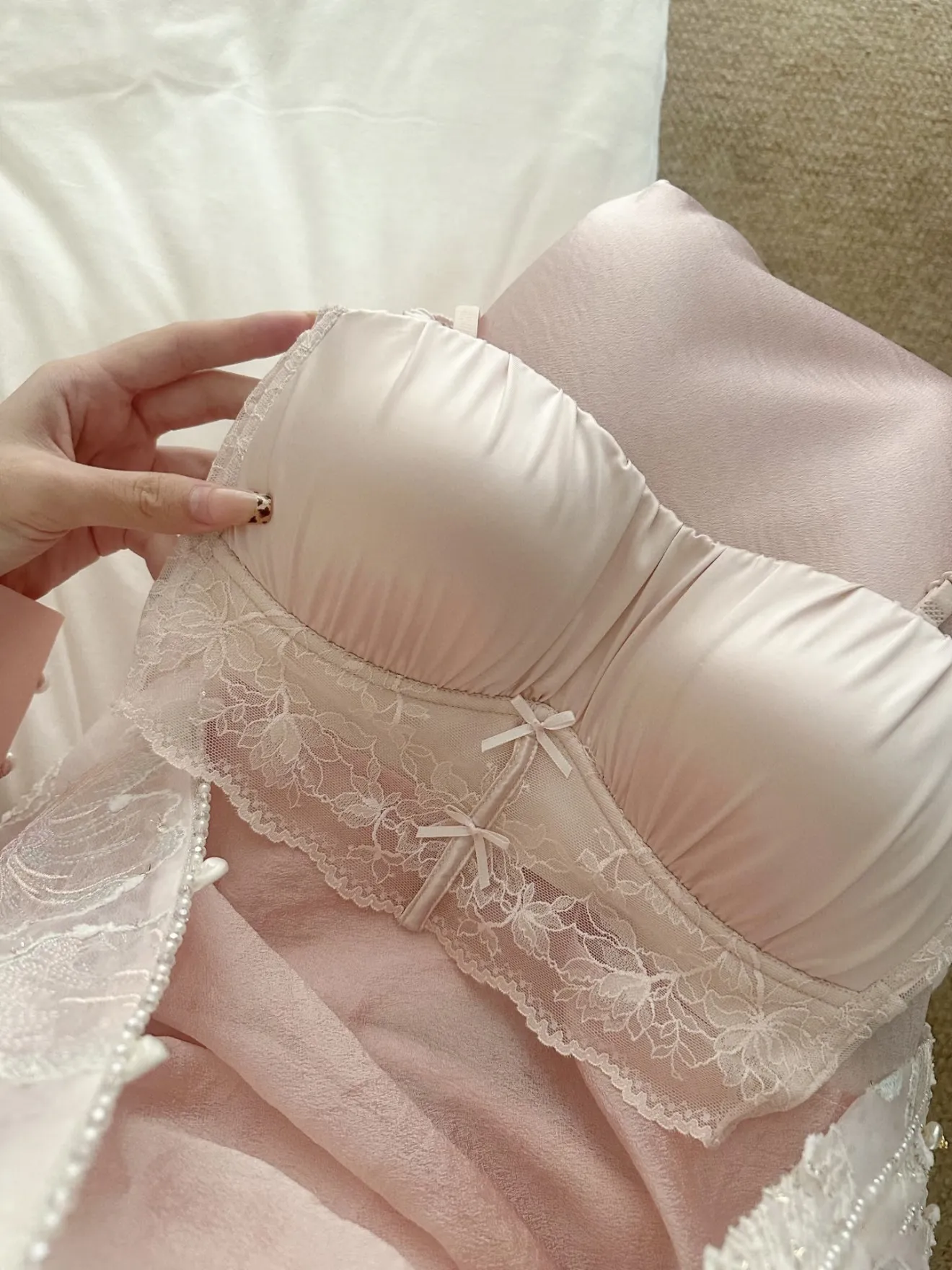 French Style Lace Beauty Back Bra for Women, Fixed Cup, New Tube Top Design, Push-Up for Small Busts, Pure & Seductive Camisole
French Style Lace Beauty Back Bra for Women, Fixed Cup, New Tube Top Design, Push-Up for Small Busts, Pure & Seductive Camisole