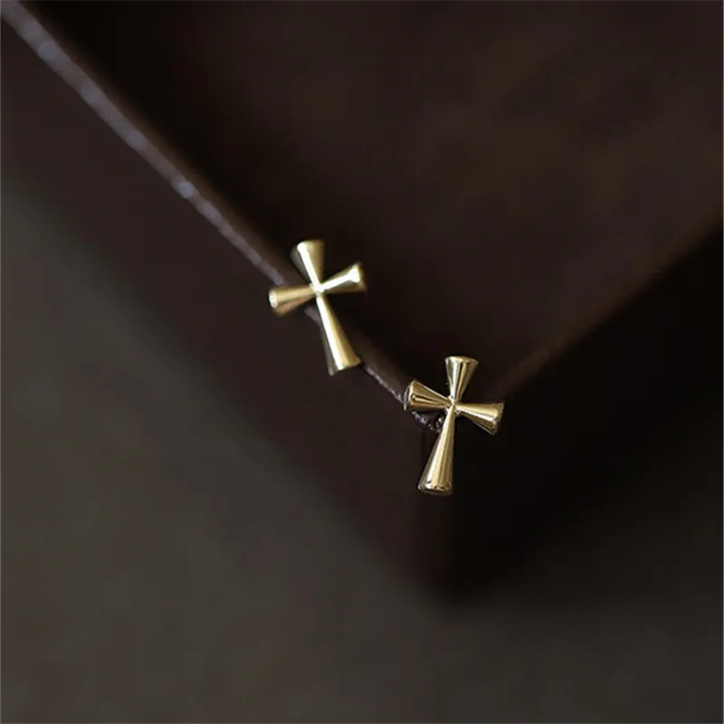Korea Simple Cool Glossy Cross Stud Earrings for Women 925 Sterling Silver Retro Jewelry
Korea Simple Cool Glossy Cross Stud Earrings for Women 925 Sterling Silver Retro Jewelry