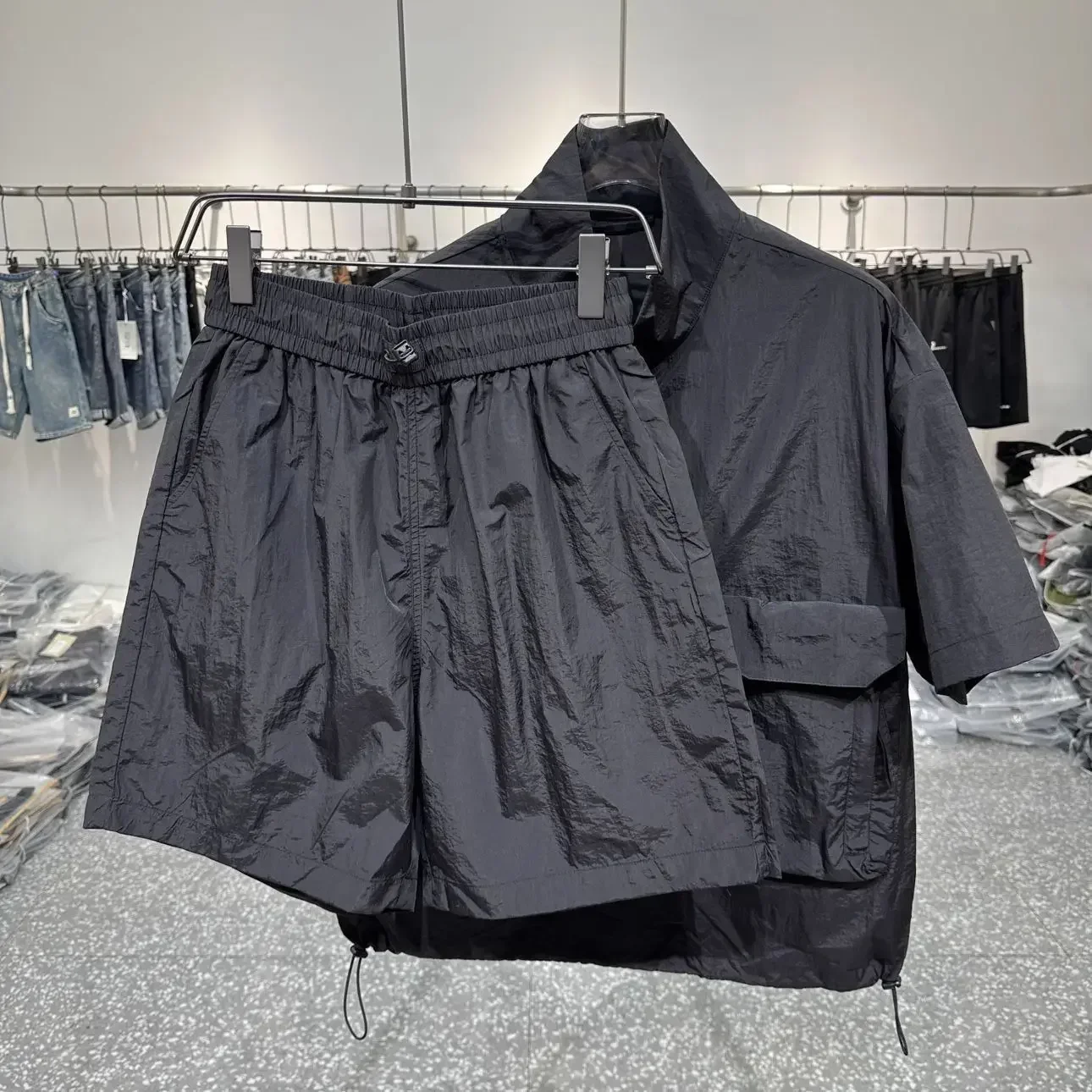 Summer Suit Men's Cooling Ice Silk Short Sleeved T-shirts Shorts 2-piece Set Trendy Brand Men's Wear
Summer Suit Men's Cooling Ice Silk Short Sleeved T-shirts Shorts 2-piece Set Trendy Brand Men's Wear