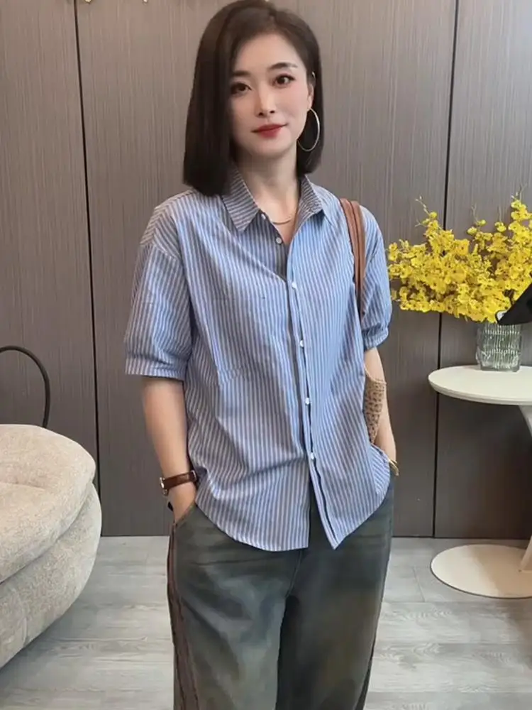 Новая летняя женская рубашка в полоску с коротким рукавом, отложным воротником, сине-белыми полосками, в корейском стиле, свободного кроя, дышащая
Новая летняя женская рубашка в полоску с коротким рукавом, отложным воротником, сине-белыми полосками, в корейском стиле, свободного кроя, дышащая