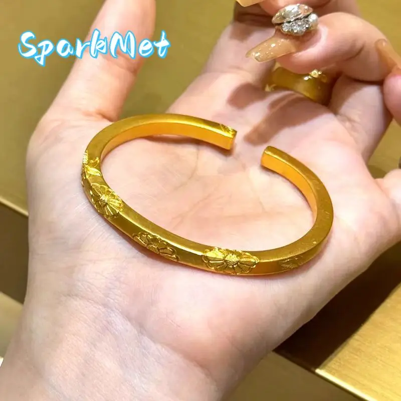 Женский браслет Sparkmet из 24-каратного золота (AU999) с изображением ромашки, роскошный дизайн | Ажурная резная ромашка, с эффектом микродиамантового сияния, с магнитной застежкой
Женский браслет Sparkmet из 24-каратного золота (AU999) с изображением ромашки, роскошный дизайн | Ажурная резная ромашка, с эффектом микродиамантового сияния, с магнитной застежкой