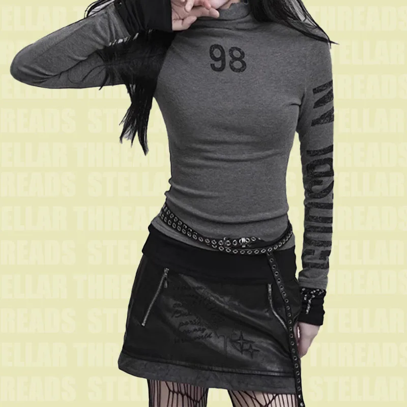 Винтажный топ с длинными рукавами и макетным вырезом: уникальные цифры и принты на руках, представление неограниченного силуэта 
Винтажный топ с длинными рукавами и макетным вырезом: уникальные цифры и принты на руках, представление неограниченного силуэта