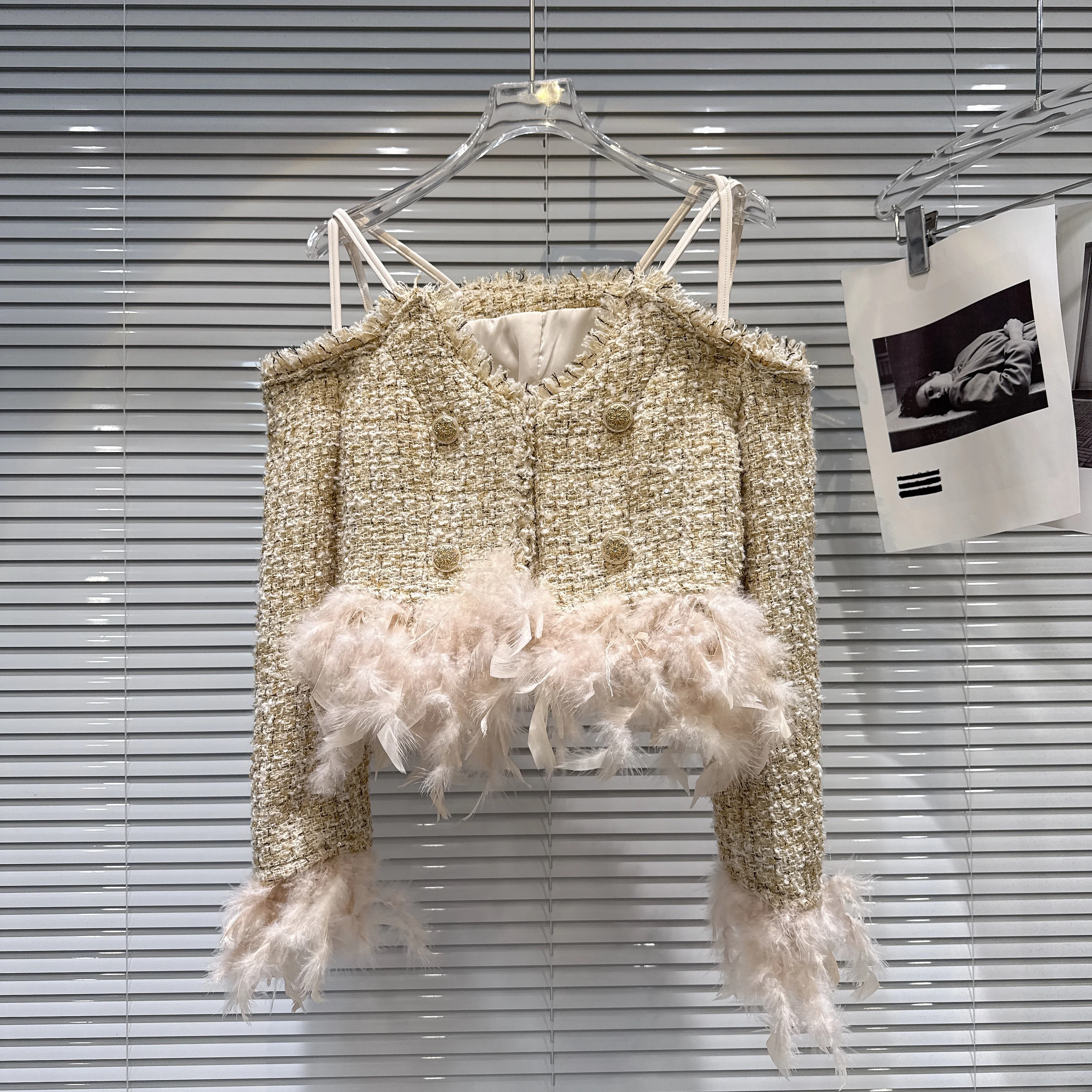 Gagarich Fashion Korean 2025 Spring Autumn New Arrival Lady Feather Hem Knit Tweed Short Coat Top Women
Gagarich Fashion Korean 2025 Spring Autumn New Arrival Lady Feather Hem Knit Tweed Short Coat Top Women