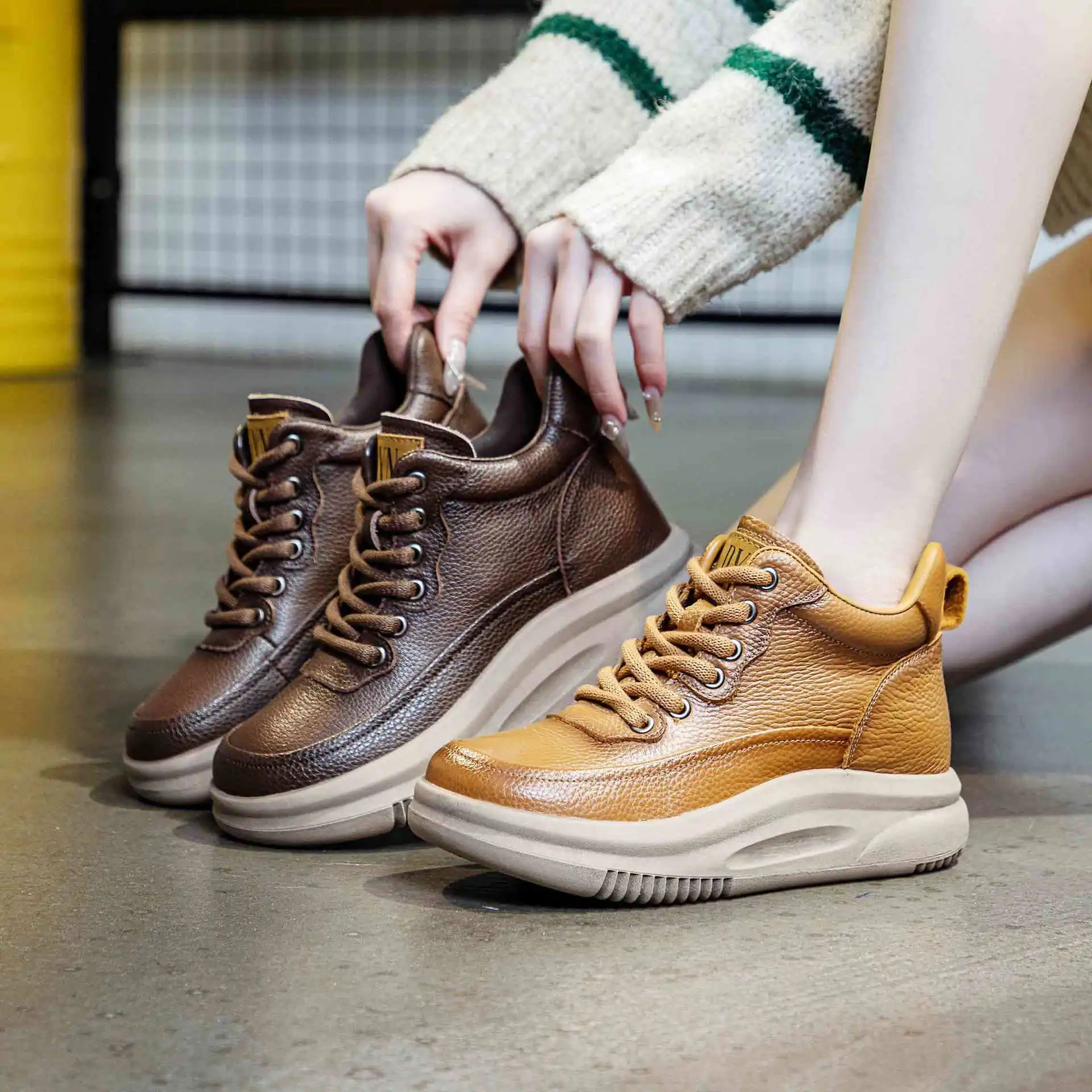 Кожаная женская обувь на толстой подошве, осень-зима 2026, новый стиль, повседневная спортивная обувь с высоким берцем на флисовой подкладке в стиле ретро
Кожаная женская обувь на толстой подошве, осень-зима 2026, новый стиль, повседневная спортивная обувь с высоким берцем на флисовой подкладке в стиле ретро