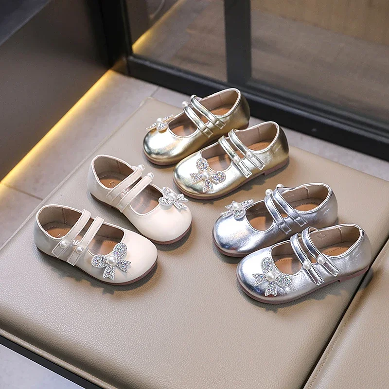 New Children's Leather Shoes for Girls Luxury Diamond Bow Girls' Shoes Sweet and Elegant Princess Style Fashionable Ballet Shoes
New Children's Leather Shoes for Girls Luxury Diamond Bow Girls' Shoes Sweet and Elegant Princess Style Fashionable Ballet Shoes
