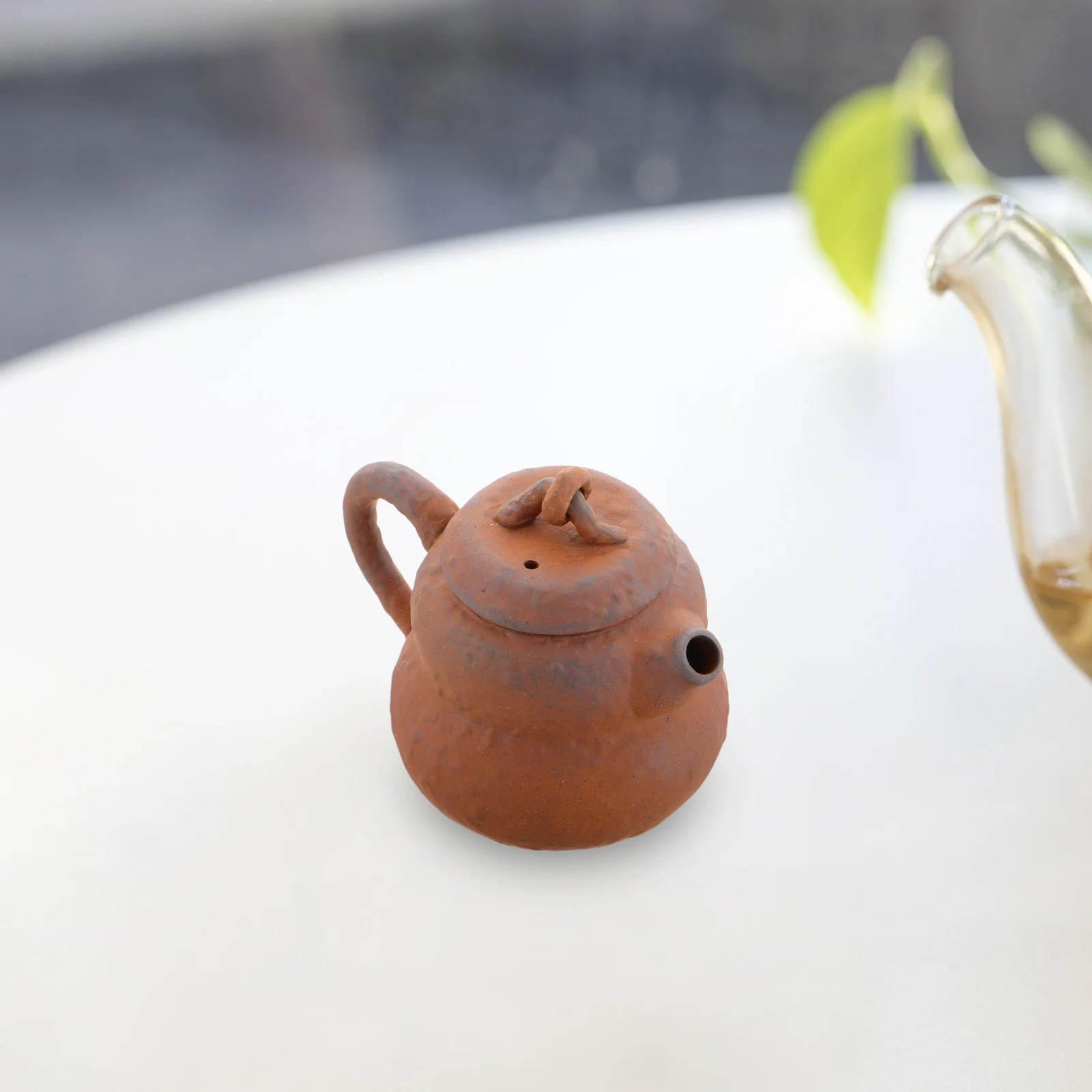 Gourd Shaped Vintage Teapot Handcrafted Coarse Pottery Mini Chinese Tea Infuser Pot for Indoor Use Decorative Retro Style Kettle
Gourd Shaped Vintage Teapot Handcrafted Coarse Pottery Mini Chinese Tea Infuser Pot for Indoor Use Decorative Retro Style Kettle