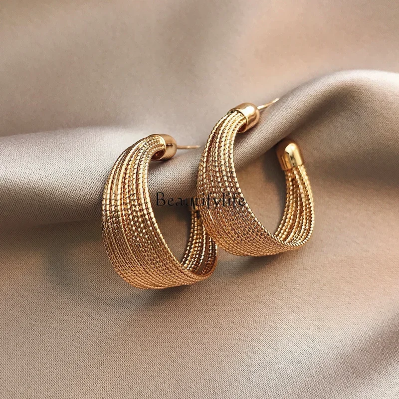 C-shaped exaggerated earrings, personalized European and American simple temperament jewelry
C-shaped exaggerated earrings, personalized European and American simple temperament jewelry