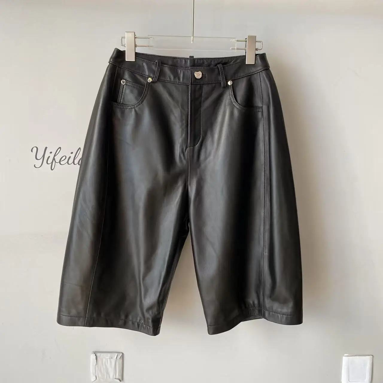 Женские кожаные брюки с высокой талией и широкими штанинами, свободного кроя, из натуральной кожи, длиной до колена, модные, для повседневной носки
Женские кожаные брюки с высокой талией и широкими штанинами, свободного кроя, из натуральной кожи, длиной до колена, модные, для повседневной носки