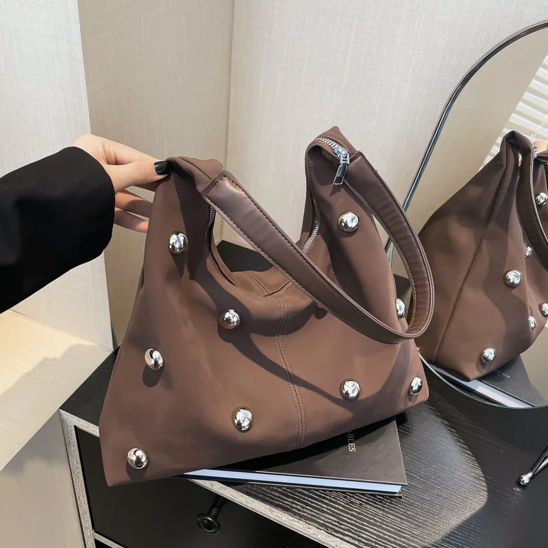 Fashion Rivet Decor Underarm Bag For Women Spring Autumn New Large Capacity Handheld Bag Commuter Solid One Shoulder Tote Bag
Fashion Rivet Decor Underarm Bag For Women Spring Autumn New Large Capacity Handheld Bag Commuter Solid One Shoulder Tote Bag