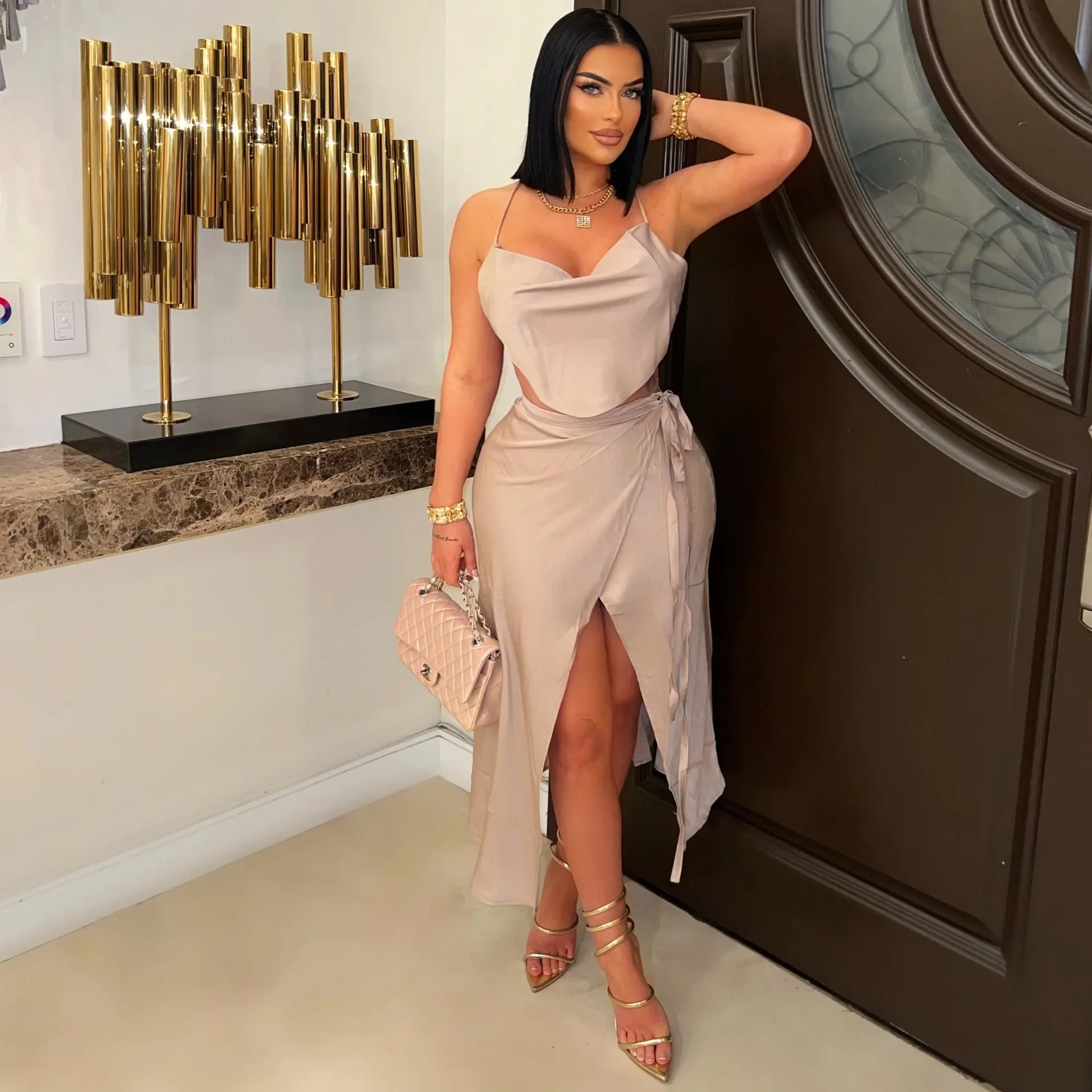 Женский однотонный сексуальный облегающий воротник на шнуровке с подтяжками и юбкой с высоким разрезом на лето 2023 г.
Женский однотонный сексуальный облегающий воротник на шнуровке с подтяжками и юбкой с высоким разрезом на лето 2023 г.