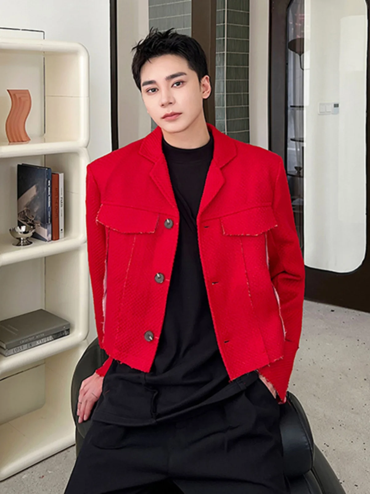 Модный короткий красный шерстяной вязаный жакет для мужчин, повседневная одежда на весну-осень, приталенный крой, классический воротник, застежка на пуговицах
Модный короткий красный шерстяной вязаный жакет для мужчин, повседневная одежда на весну-осень, приталенный крой, классический воротник, застежка на пуговицах