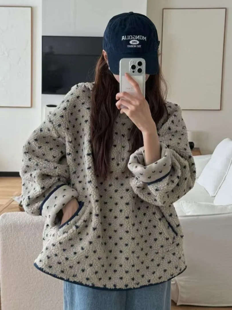 Моющаяся женская толстовка с капюшоном, теплый топ с сердечками, универсальная зимняя уличная одежда, удобный мягкий материал
Моющаяся женская толстовка с капюшоном, теплый топ с сердечками, универсальная зимняя уличная одежда, удобный мягкий материал