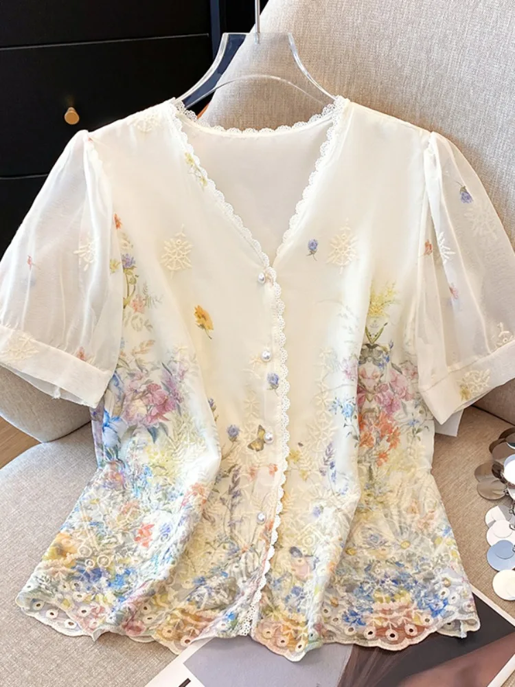Retro Embroidered Floral Short Sleeve V-Neck Bubble Sleeve Women's Shirt Korean Style Summer Anti-Aging Lace Trim Top
Retro Embroidered Floral Short Sleeve V-Neck Bubble Sleeve Women's Shirt Korean Style Summer Anti-Aging Lace Trim Top