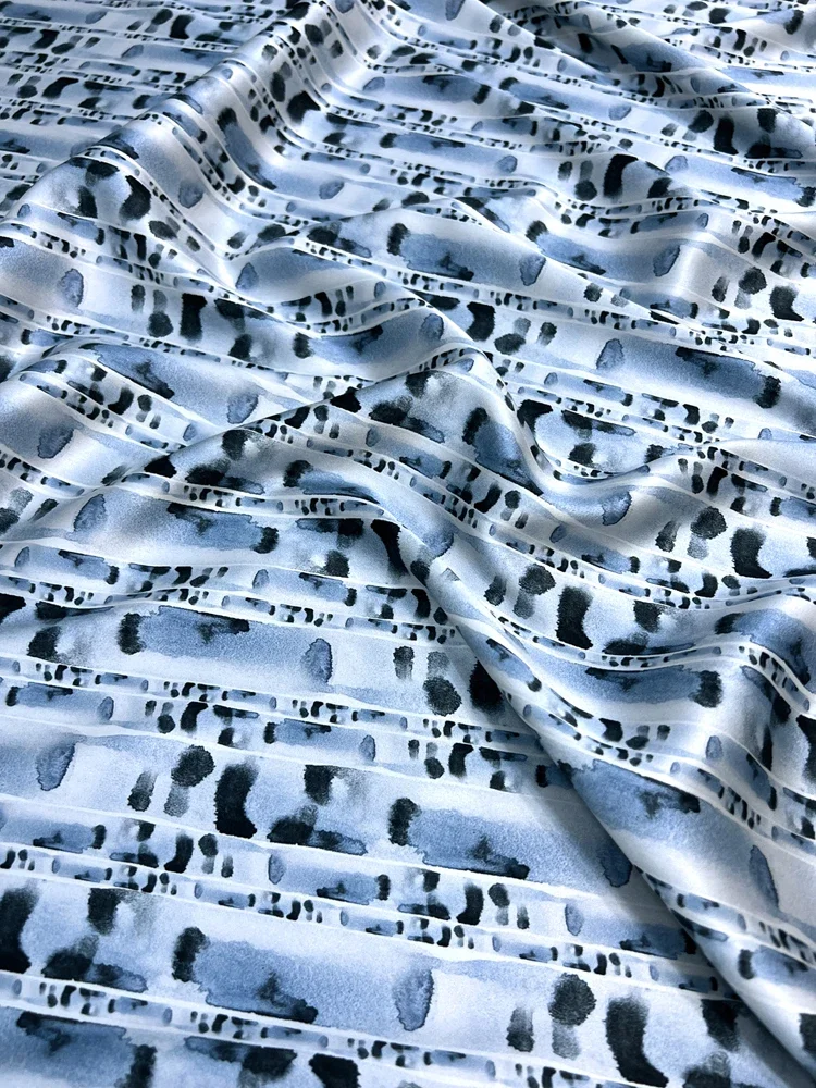 Сине-белая геометрическая натуральная ткань, эластичный атлас для платья 93% шелковый шелк 7% спандекс 19 Momme
Сине-белая геометрическая натуральная ткань, эластичный атлас для платья 93% шелковый шелк 7% спандекс 19 Momme