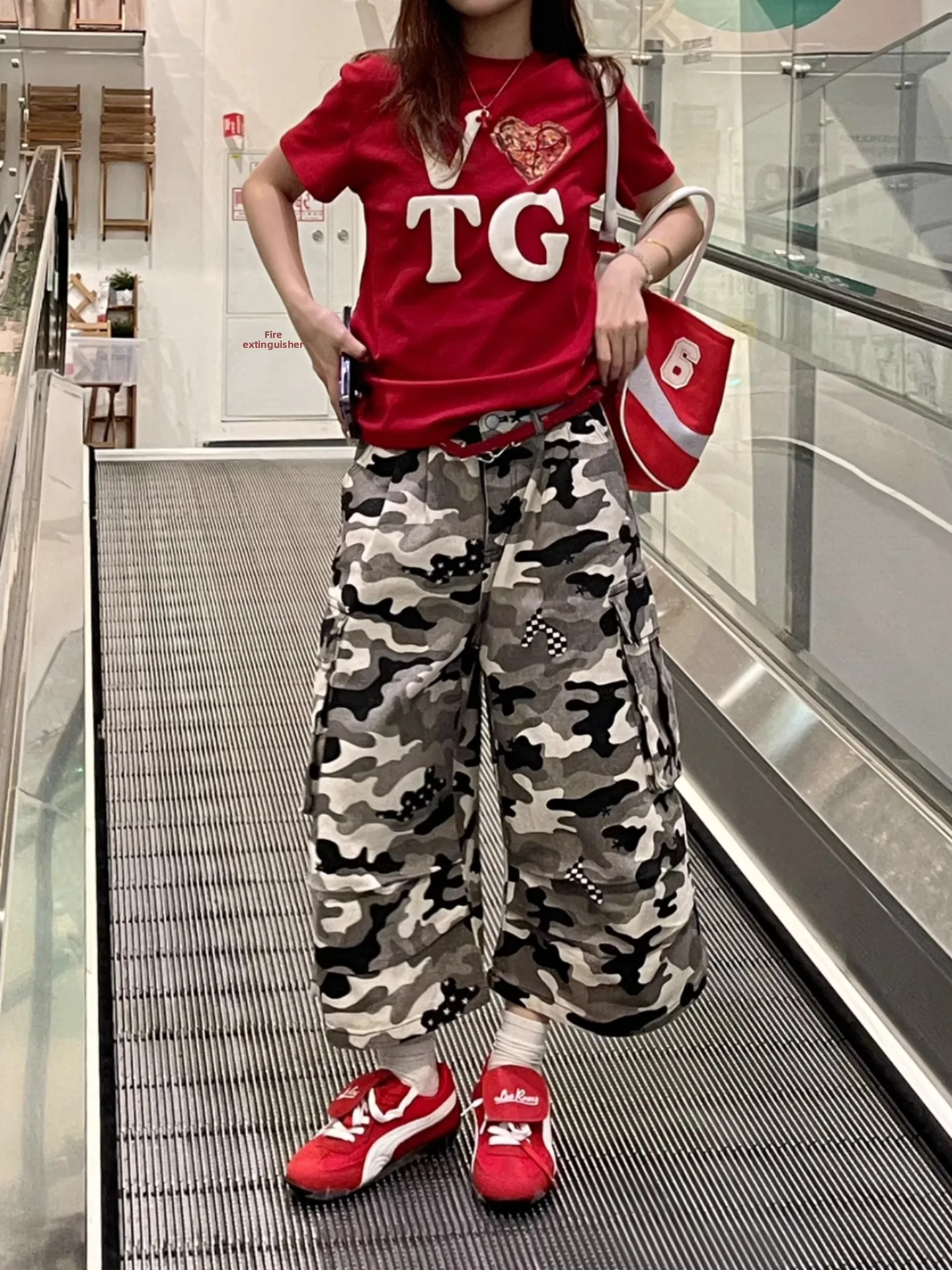 Американские ретро-джинсы с камуфляжным принтом, женские, с высокой талией, свободные, облегающие, широкие штанины, сексуальные брюки-капри, модные джинсы
Американские ретро-джинсы с камуфляжным принтом, женские, с высокой талией, свободные, облегающие, широкие штанины, сексуальные брюки-капри, модные джинсы