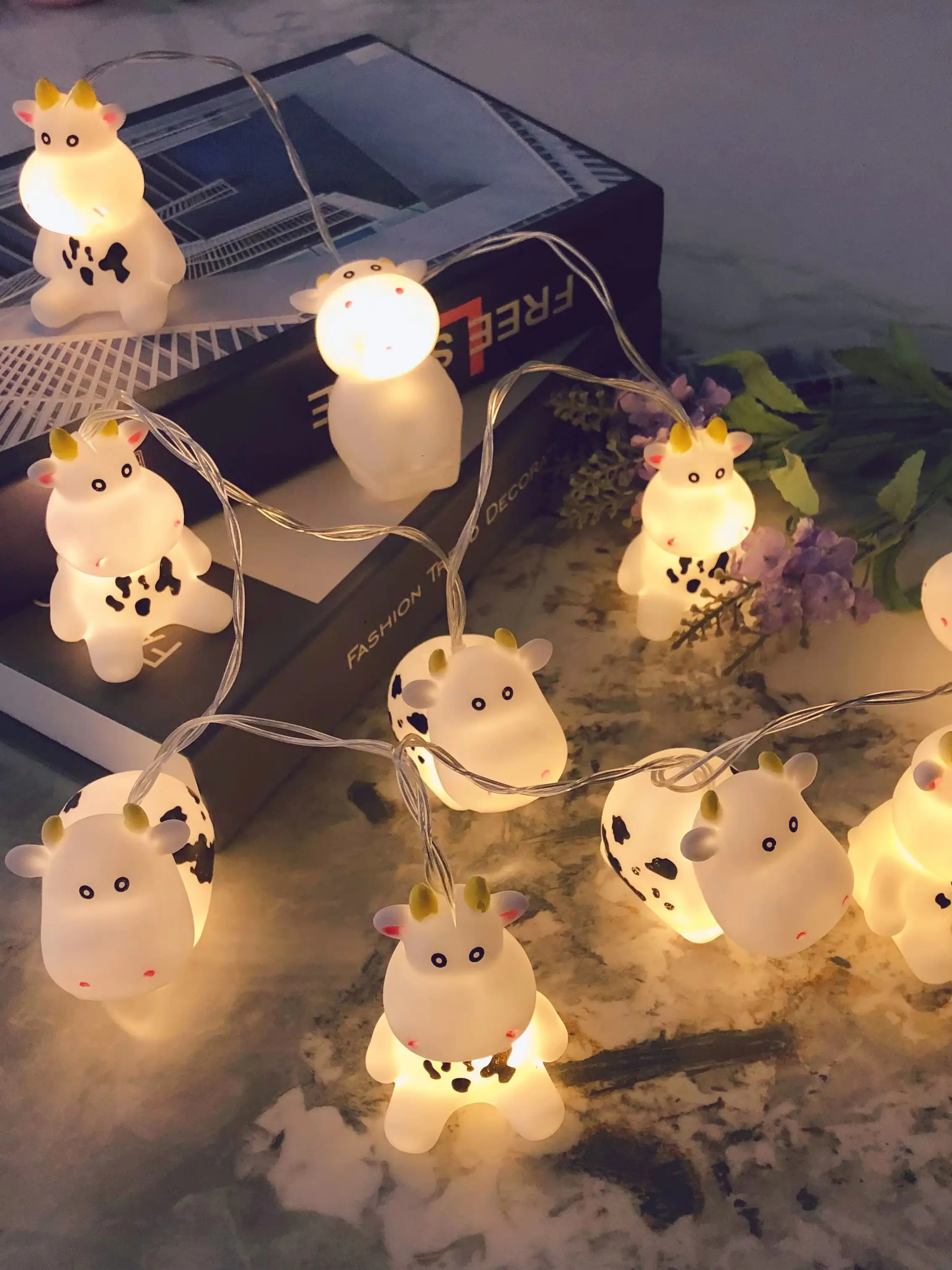 1.75m Light Cow String Lights, Cute Flower Cow Decorative Lights, Cow Fairy Lights, Fun Night Lights for Rooms and Bedrooms, Novelty Stress-Relief Animal Decorative Lights, Farm Decorations, Home Decorative Light Strings, Hanging Decorations, Creative Gif
1.75m Light Cow String Lights, Cute Flower Cow Decorative Lights, Cow Fairy Lights, Fun Night Lights for Rooms and Bedrooms, Novelty Stress-Relief Animal Decorative Lights, Farm Decorations, Home Decorative Light Strings, Hanging Decorations, Creative Gif