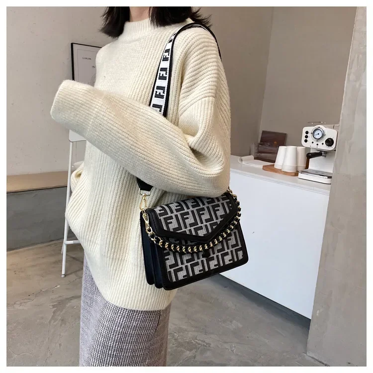 2025 Luxury Women Designer Letter Small Square Bag Adjustable Strap Versatile Crossbody/Shoulder Messenger Bag for Trendy Ladies
2025 Luxury Women Designer Letter Small Square Bag Adjustable Strap Versatile Crossbody/Shoulder Messenger Bag for Trendy Ladies