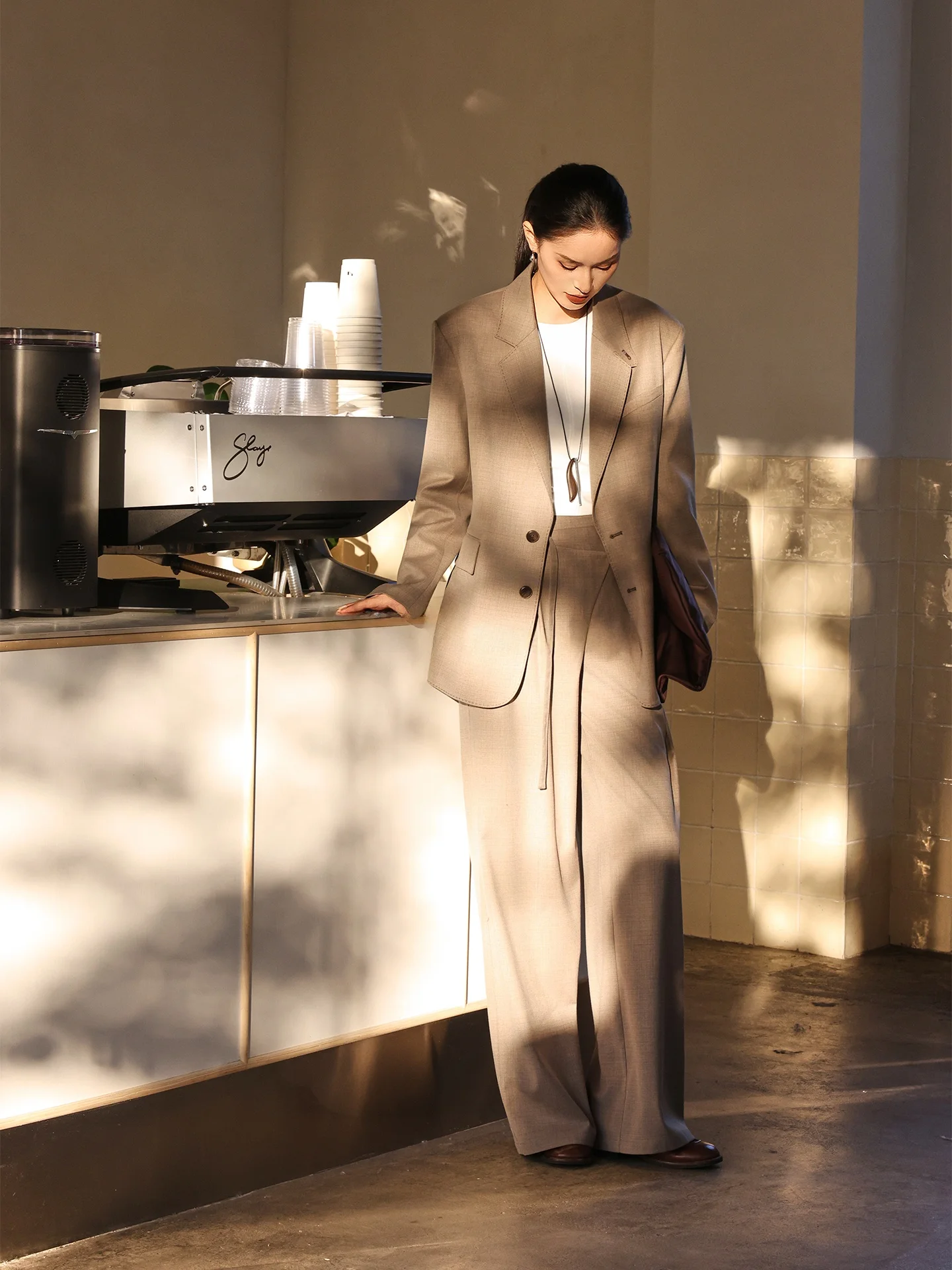 Костюм женский Jieji Zhang: модный повседневный комплект из пиджака на одной пуговице и брюк в клетку, из полиэстера
Костюм женский Jieji Zhang: модный повседневный комплект из пиджака на одной пуговице и брюк в клетку, из полиэстера