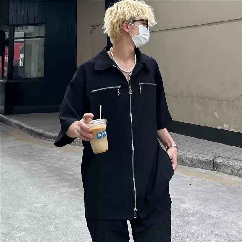 Летняя мужская рубашка большого размера с ретро-металлической молнией, короткий рукав, рабочая одежда, свободный крой, молодежный тренд, повседневная рубашка с элементами пэчворка
Летняя мужская рубашка большого размера с ретро-металлической молнией, короткий рукав, рабочая одежда, свободный крой, молодежный тренд, повседневная рубашка с элементами пэчворка