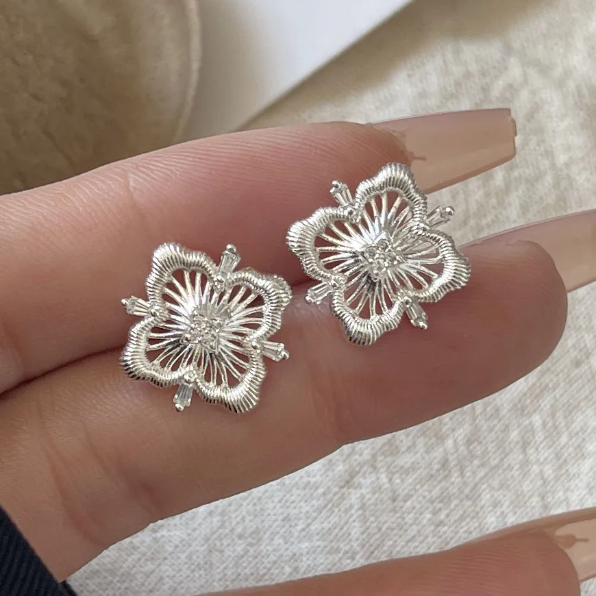 Винтажные серьги из стерлингового серебра 925 пробы для женщин, модные квадратные серьги в форме цветка с цирконием, ювелирные изделия, предотвращающие аллергию, аксессуары для вечеринок
Винтажные серьги из стерлингового серебра 925 пробы для женщин, модные квадратные серьги в форме цветка с цирконием, ювелирные изделия, предотвращающие аллергию, аксессуары для вечеринок