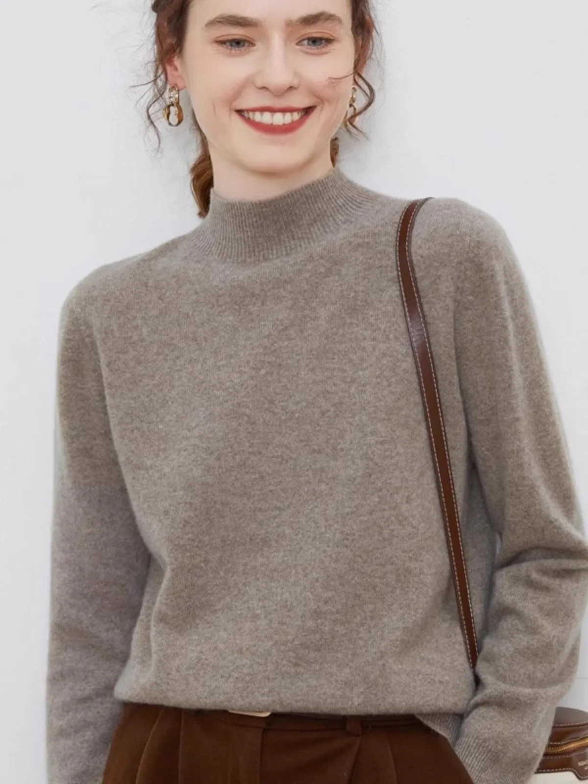 Осень-зима женский свободный шерстяной вязаный свитер irt f с высоким воротником для похудения, универсальный вязаный свитер Camere, модный модный
Осень-зима женский свободный шерстяной вязаный свитер irt f с высоким воротником для похудения, универсальный вязаный свитер Camere, модный модный