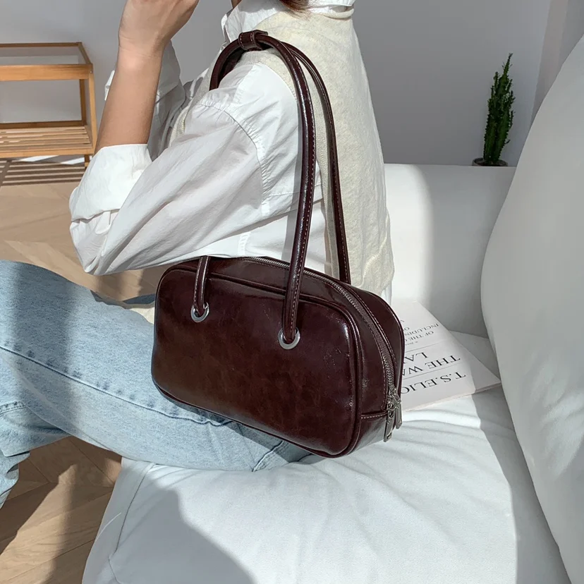 Chic Retro Oil Wax Texture Underarm Bag Large Capacity Single Shoulder Handbag Boston Pillow Bag Women's Bag Fashionable Tote
Chic Retro Oil Wax Texture Underarm Bag Large Capacity Single Shoulder Handbag Boston Pillow Bag Women's Bag Fashionable Tote