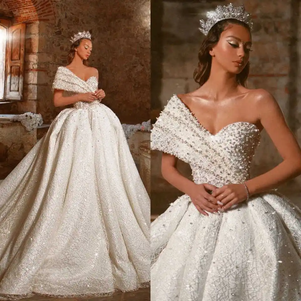 Luxurious Wedding Dress Ball Gown One Shoulder Lace Bridal Dress Beaded Pearls Sweep Train Customized vestidos de novia
Luxurious Wedding Dress Ball Gown One Shoulder Lace Bridal Dress Beaded Pearls Sweep Train Customized vestidos de novia