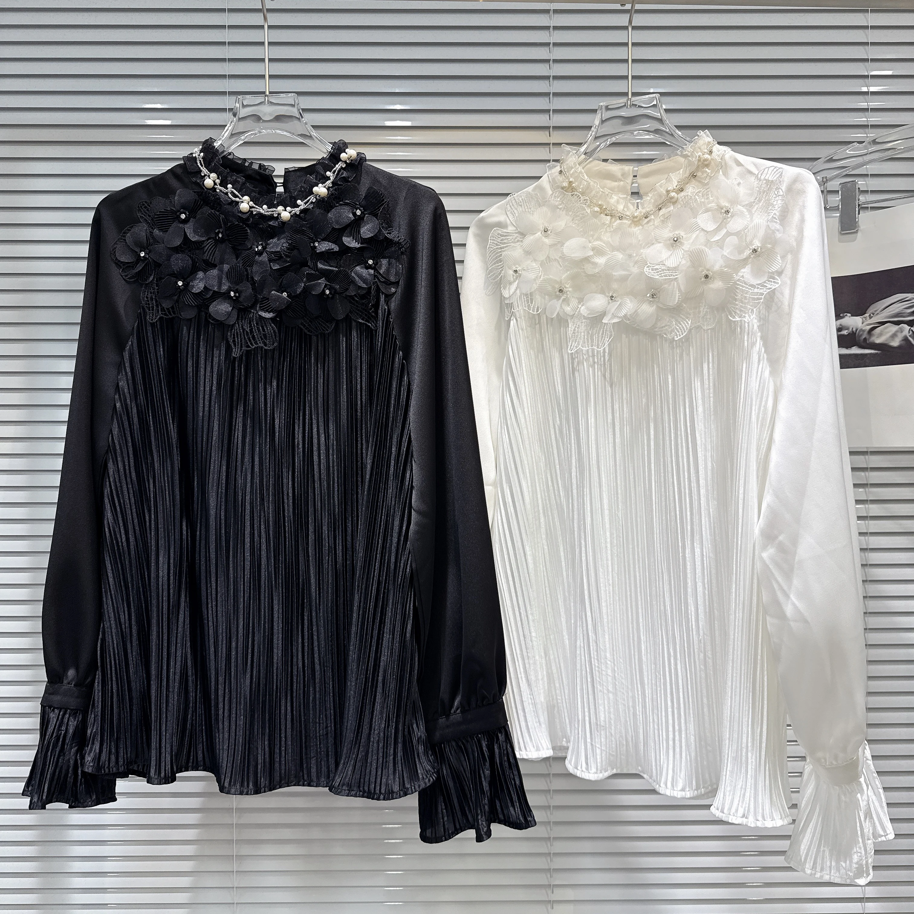 Gagarich 2025 Autumn Blouse New French Romantic Three-dimensional Flower Pearl Decoration Pleated Chiffon Shirt Women
Gagarich 2025 Autumn Blouse New French Romantic Three-dimensional Flower Pearl Decoration Pleated Chiffon Shirt Women