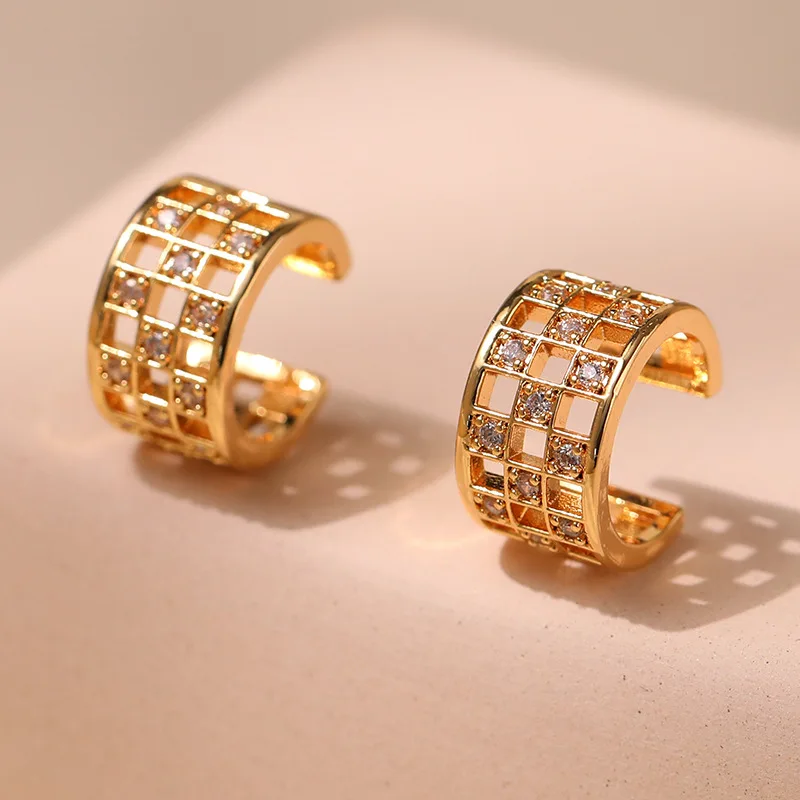 Classic Copper Plated 18K Gold C-Shape Clip on Earrings for Women Square Hollow Ear Cuff Zirconia No Piercing Earclips
Classic Copper Plated 18K Gold C-Shape Clip on Earrings for Women Square Hollow Ear Cuff Zirconia No Piercing Earclips