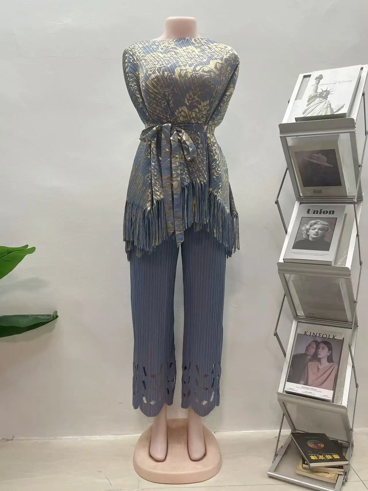 Бронзовый топ с шалью Miyake + прямые брюки, комплект из двух предметов, полный комплект со сто вещей, 2025 год, новый женский костюм в китайском стиле
Бронзовый топ с шалью Miyake + прямые брюки, комплект из двух предметов, полный комплект со сто вещей, 2025 год, новый женский костюм в китайском стиле