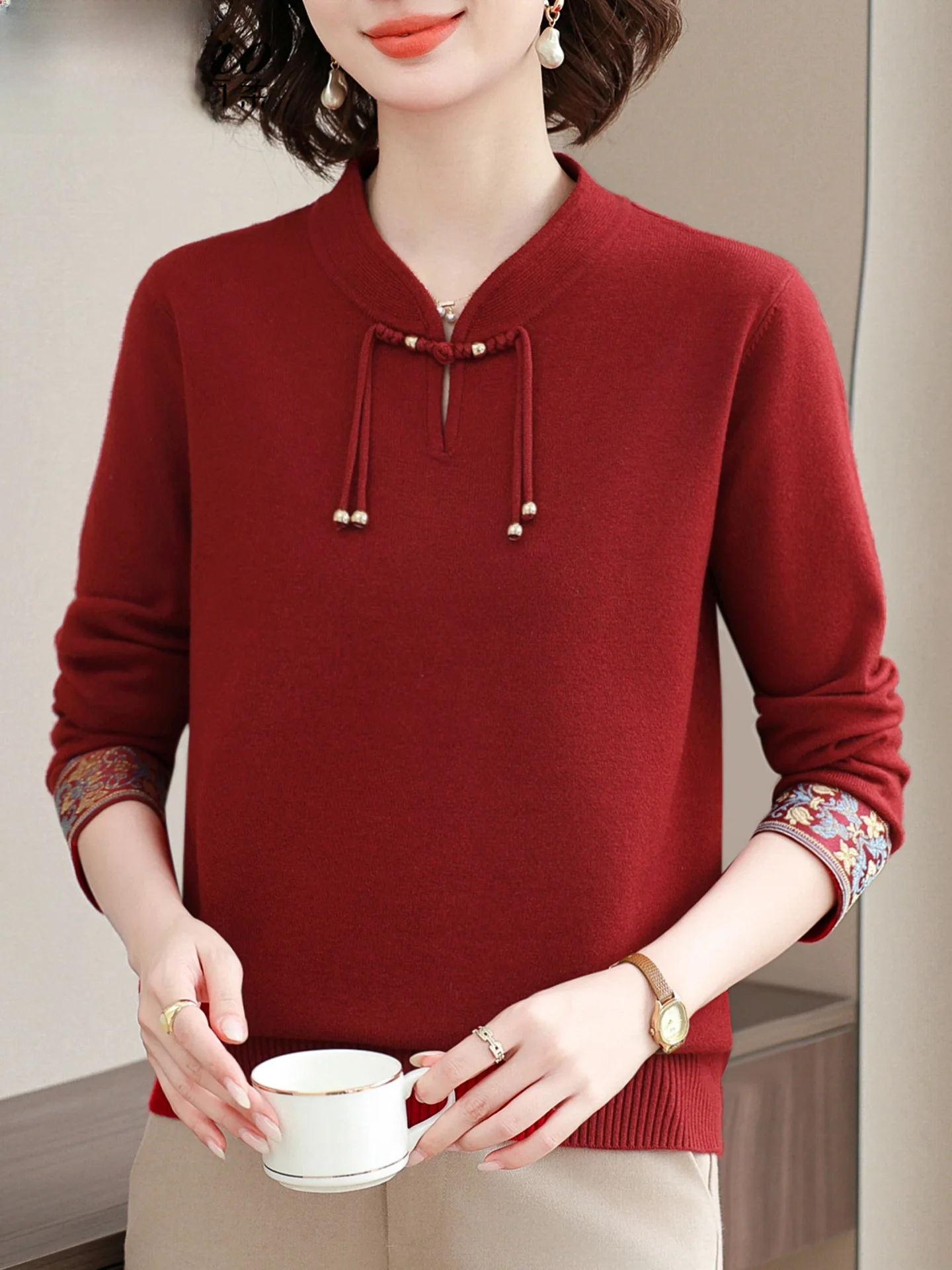 Модный вязаный свитер для женщин, осенняя одежда, красный цвет, базовый слой, верхняя одежда для женщин среднего возраста, высокого качества и элегантного стиля.
Модный вязаный свитер для женщин, осенняя одежда, красный цвет, базовый слой, верхняя одежда для женщин среднего возраста, высокого качества и элегантного стиля.