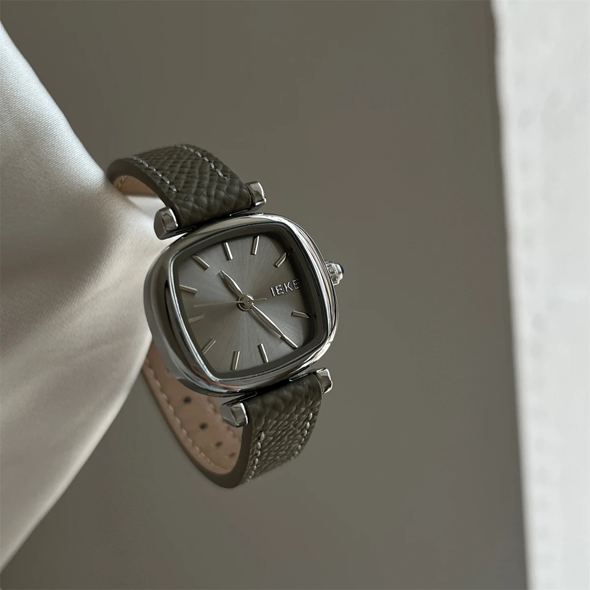 Высококачественные женские роскошные часы с серым циферблатом, французский стиль, простая элегантность, изысканные и красивые часы, аксессуары для часов.
Высококачественные женские роскошные часы с серым циферблатом, французский стиль, простая элегантность, изысканные и красивые часы, аксессуары для часов.