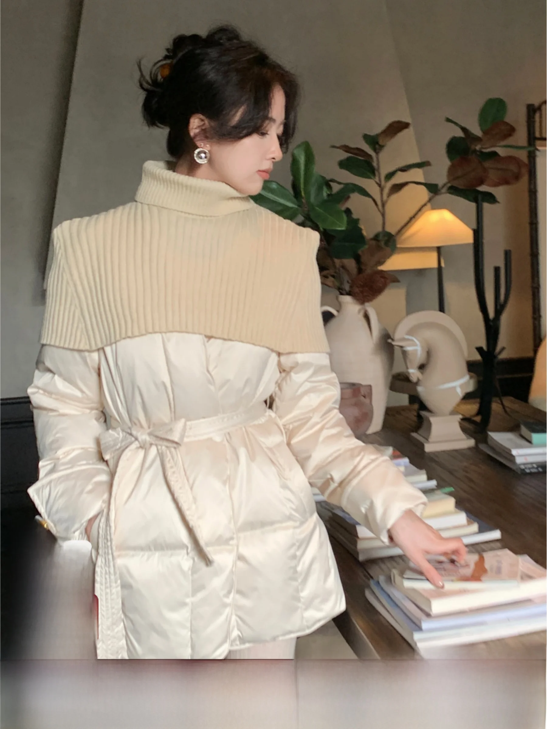 Vintage Style High Collar Duck down Shoulder Wrap Loose Fit Slimming Outerwear SYT Pillow Snow White Duck Feather Jacket
Vintage Style High Collar Duck down Shoulder Wrap Loose Fit Slimming Outerwear SYT Pillow Snow White Duck Feather Jacket