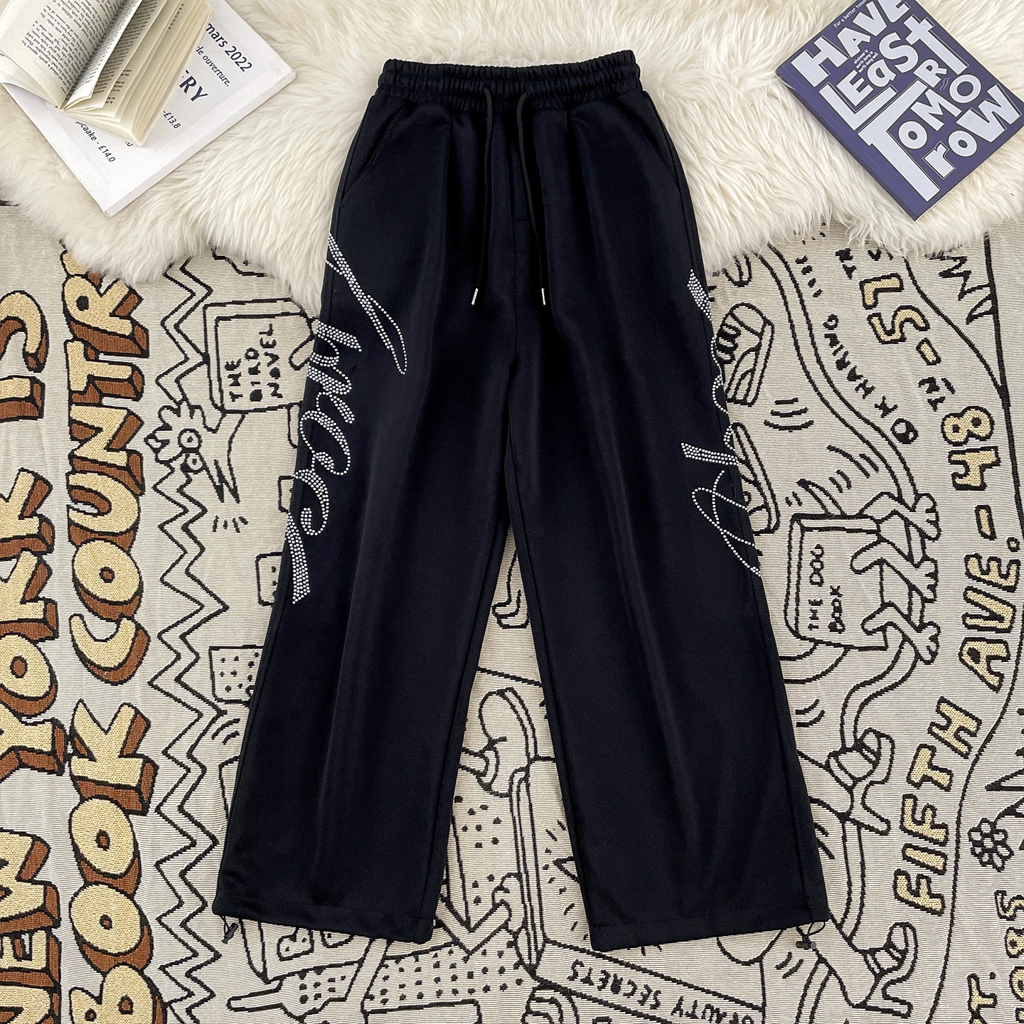 American Hip Hop Rhinestone Black Wide Leg Sweatpants Men's Trendy Brand Personality Cool Street Dance Casual Dance Sports Pants
American Hip Hop Rhinestone Black Wide Leg Sweatpants Men's Trendy Brand Personality Cool Street Dance Casual Dance Sports Pants
