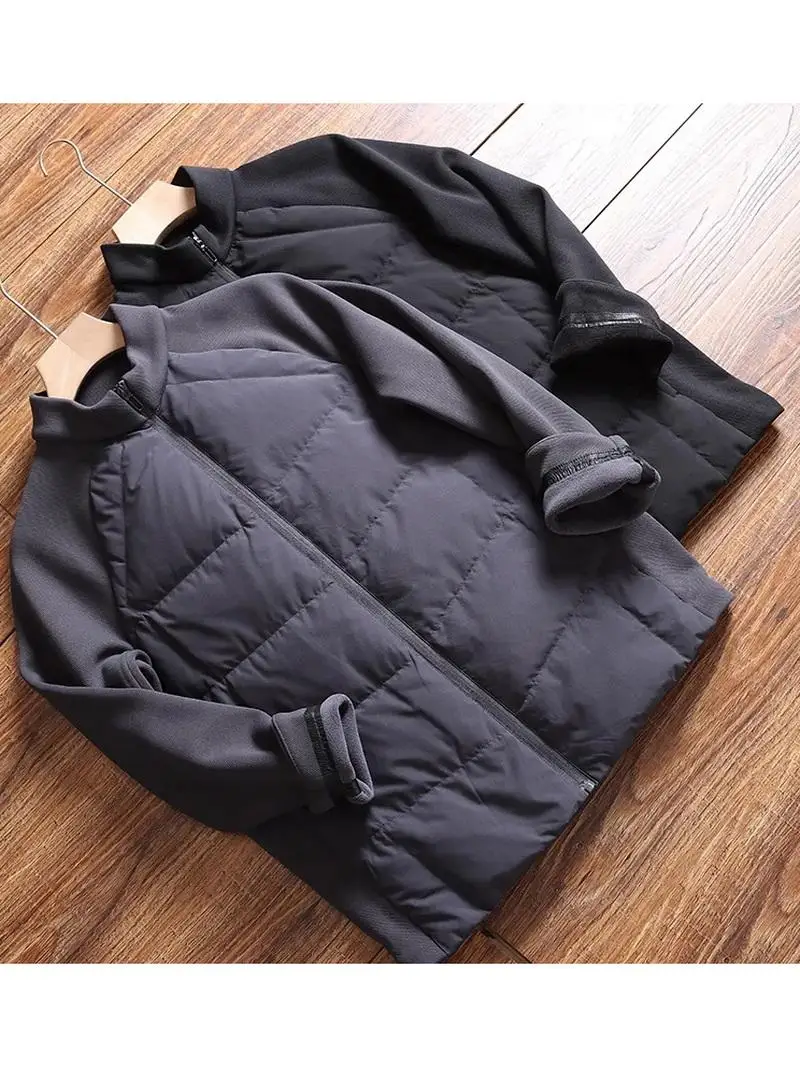 Новая усовершенствованная эластичная вязаная куртка с флисовой подкладкой, ветрозащитная, с воротником-стойкой, легкая, повседневная, теплая, пуховая.
Новая усовершенствованная эластичная вязаная куртка с флисовой подкладкой, ветрозащитная, с воротником-стойкой, легкая, повседневная, теплая, пуховая.