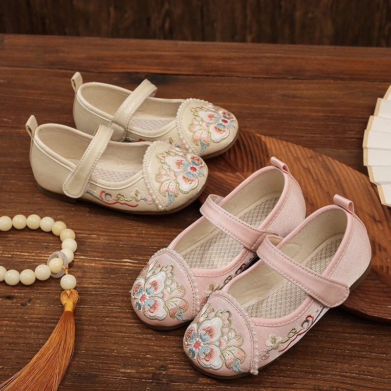 Весенне-осенняя обувь с вышивкой для девочек, новая модная детская тканевая обувь в национальном стиле Hanfu, детская обувь принцессы на плоской подошве для выступлений
Весенне-осенняя обувь с вышивкой для девочек, новая модная детская тканевая обувь в национальном стиле Hanfu, детская обувь принцессы на плоской подошве для выступлений