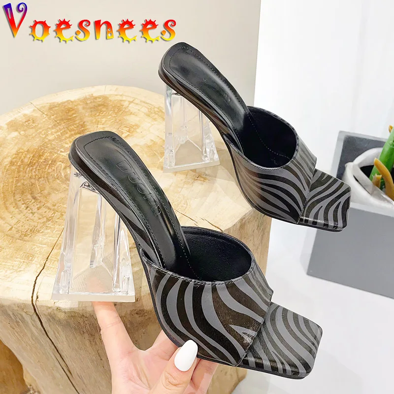 Сандалии женские прозрачные с треугольным каблуком 11 см, модные шлепанцы в полоску, повседневная обувь с квадратным носком, большие размеры 
Сандалии женские прозрачные с треугольным каблуком 11 см, модные шлепанцы в полоску, повседневная обувь с квадратным носком, большие размеры