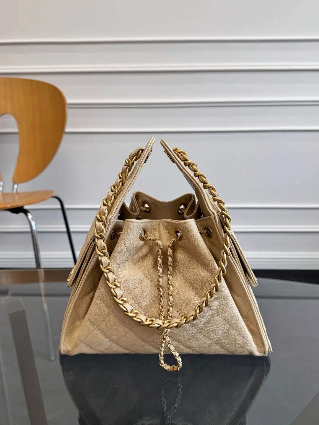 Сумка-ведро из светло-бежевой стеганой зернистой кожи с плетеным золотым ремешком-цепочкой и застежкой на шнурок, элегантная роскошная сумка через плечо
Сумка-ведро из светло-бежевой стеганой зернистой кожи с плетеным золотым ремешком-цепочкой и застежкой на шнурок, элегантная роскошная сумка через плечо