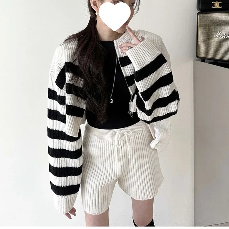 Комплект из двух предметов, корейский Dongdaemun, осенне-зимний новый цветной полосатый вязаный кардиган на молнии, свитер, куртка, шорты, комплект
Комплект из двух предметов, корейский Dongdaemun, осенне-зимний новый цветной полосатый вязаный кардиган на молнии, свитер, куртка, шорты, комплект