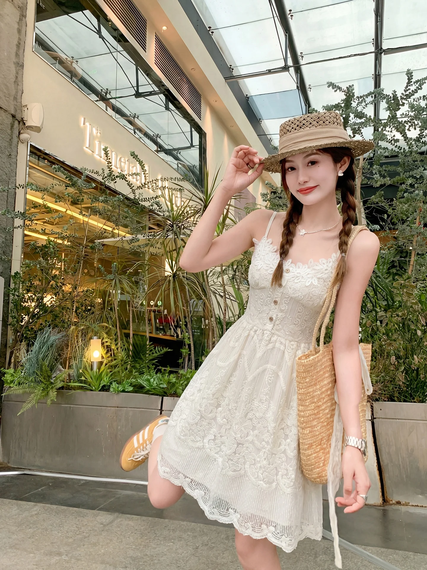 Zeng Xiao Salt Korean Style Beach Tying Dress Halter Neck Lace Splicing Print V-neck Lace Trim Dress Women's Fashion Dress
Zeng Xiao Salt Korean Style Beach Tying Dress Halter Neck Lace Splicing Print V-neck Lace Trim Dress Women's Fashion Dress