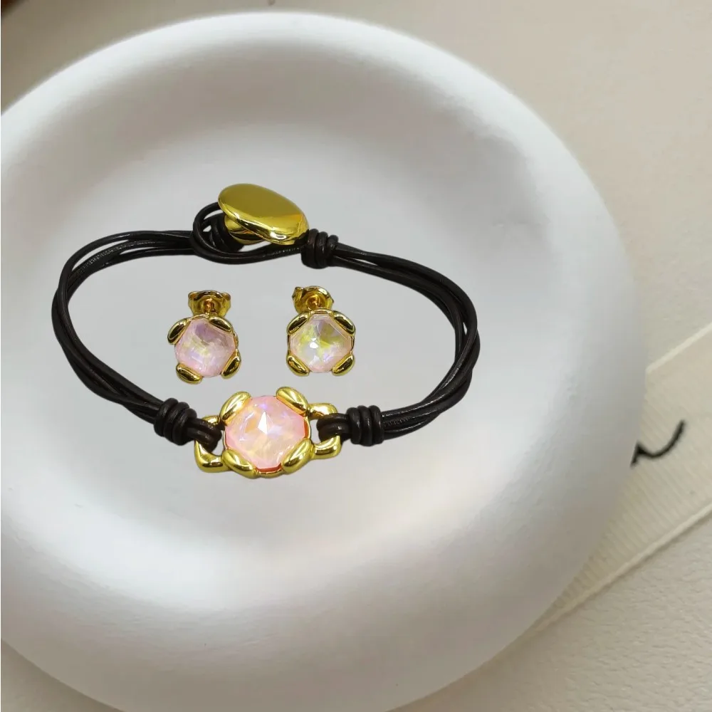 2026 Spring Daily Leisure Style Gold Silver Colored Crystal Earrings Leather Rope Bracelet Jewelry Two Piece Set Party Gift
2026 Spring Daily Leisure Style Gold Silver Colored Crystal Earrings Leather Rope Bracelet Jewelry Two Piece Set Party Gift