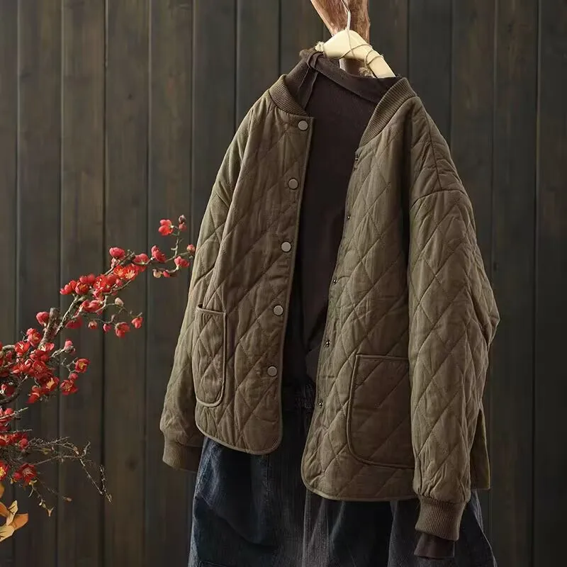 Бейсбольная куртка в стиле ретро с бриллиантами, женская осенне-зимняя новинка, хлопковое теплое повседневное пальто больших размеров
Бейсбольная куртка в стиле ретро с бриллиантами, женская осенне-зимняя новинка, хлопковое теплое повседневное пальто больших размеров